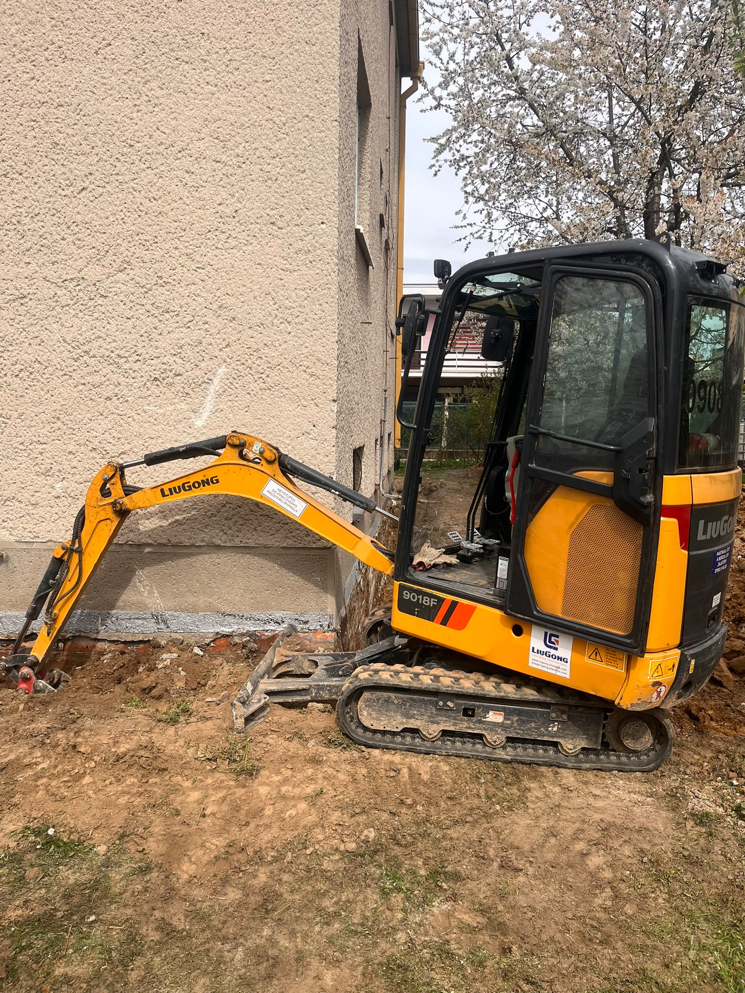 Pásový dumper Wacker Neuson pri odvoze zeminy