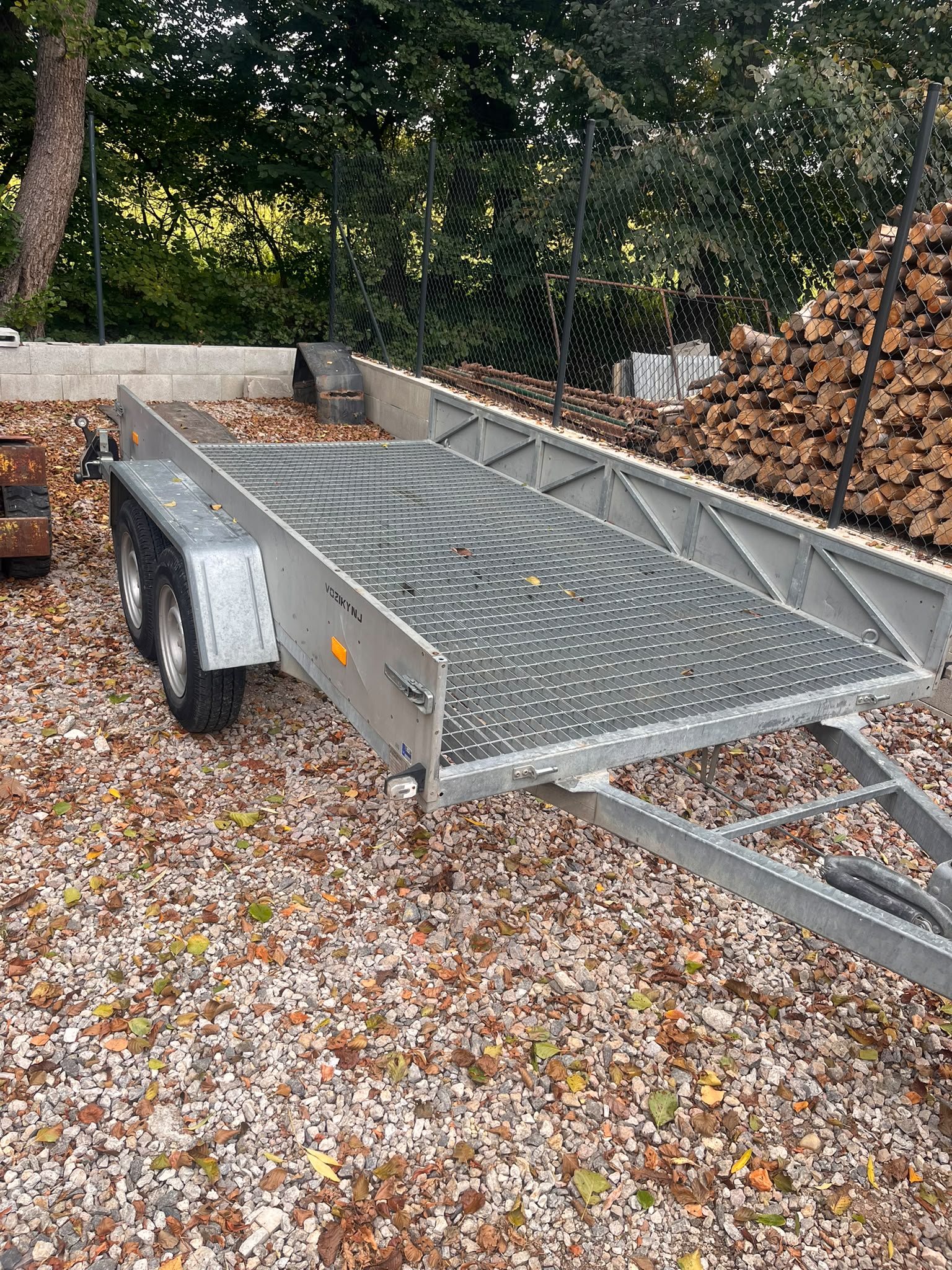 Plošinový príves na prepravu stavebnej mechanizácie