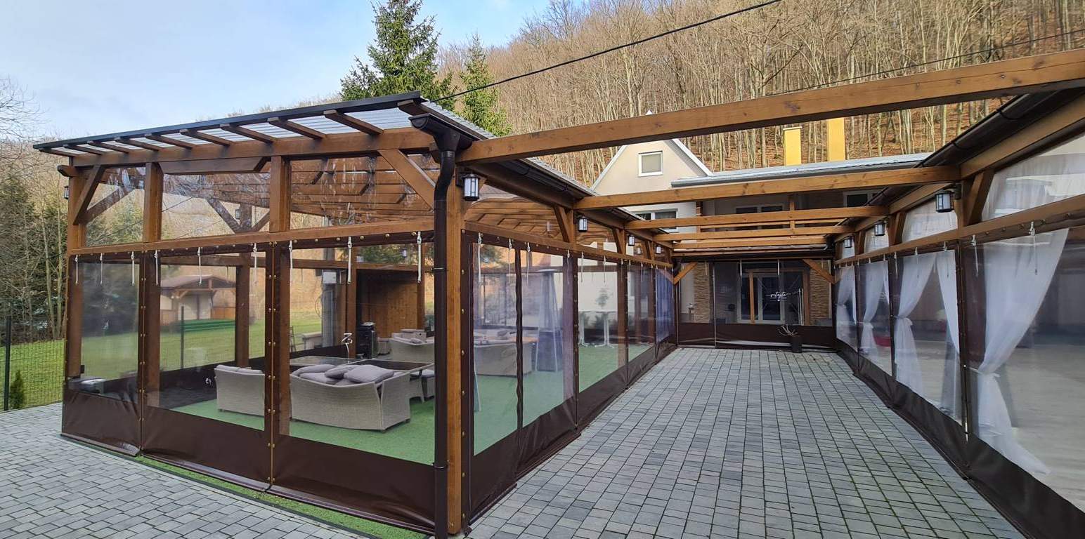 Veľká zastrešená drevená pergola s fóliovými bočnicami